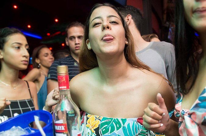 Coco Bongo Show and Disco - The 7:00 pm start: pickup, timing, and how to not miss the fun