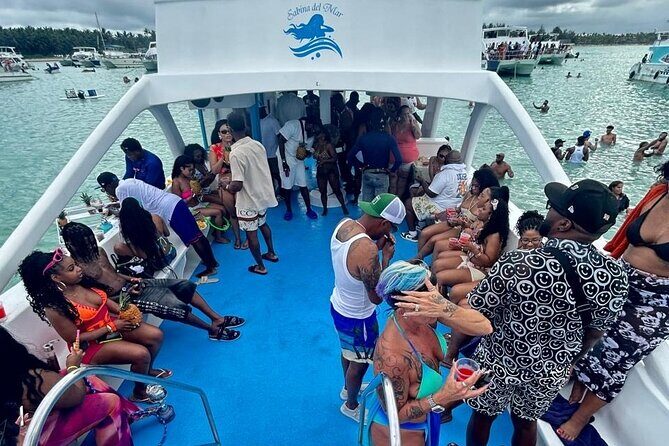 DE Hip Hop Boat Party for Adults and Free Drinks Only - Open bar reality check: what all-inclusive means on this boat