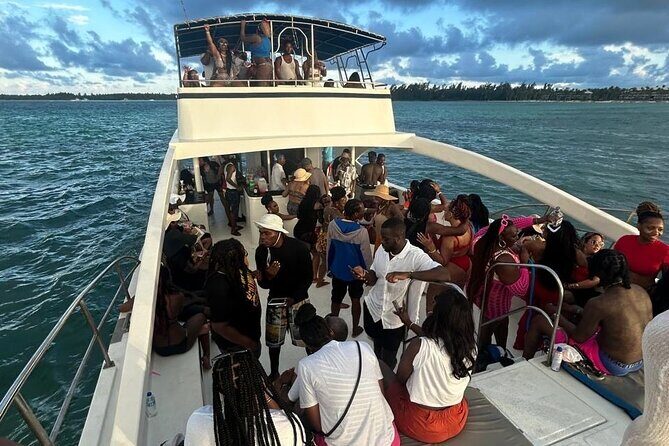 DE Hip Hop Boat Party for Adults and Free Drinks Only - What the onboard vibe feels like (and why so many people love it)