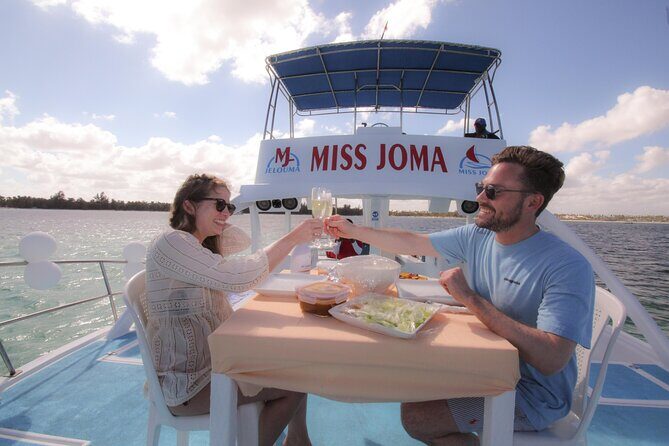 Experience for families and friends by private boat with pick-up - Food, drinks, and Wi-Fi: the parts that make it feel like a real deal
