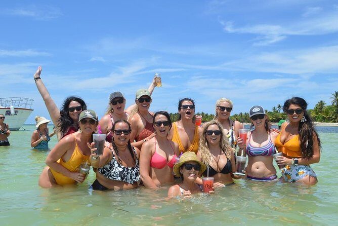 Fiesta en el Mar: Party Boat Punta Cana - Stop 2 at Bavaro Beach: DJ party mode with unlimited open bar