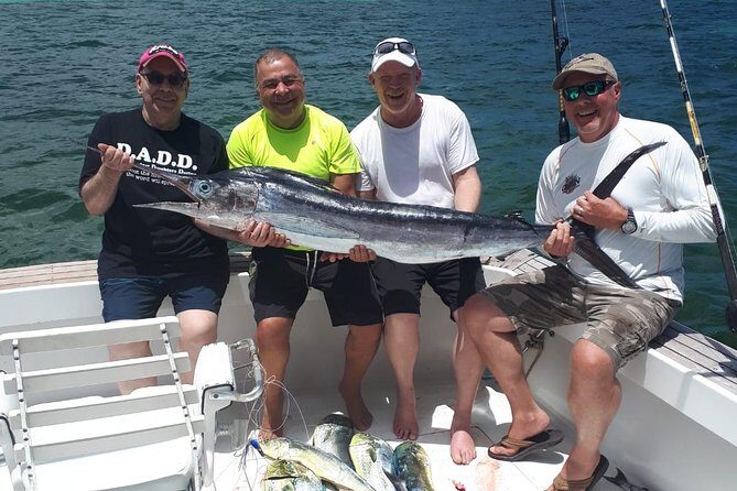 FISHING PRO CHARTERS - Boat Excursion - Sobre Las Olas - Onboard setup: gear, baiting, and the guide team