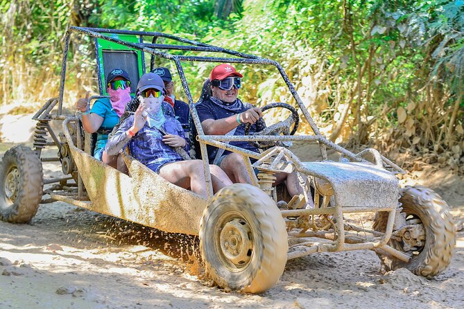 Grupo Pequeño en Buggy’s o ATV por el lodo en Punta Cana - Inside a traditional house: cocoa, coffee, tobacco, and Mamajuana tasting