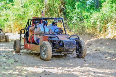 Grupo Pequeño en Buggy’s o ATV por el lodo en Punta Cana - ATV and buggy mud riding in Punta Cana: the fun comes with a packing rule