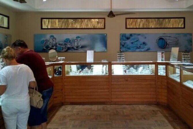 Guided Tour to Don Lucas Cigars Factory and Souvenirs Store - The Souvenir Store: Buying Gifts Without Guesswork