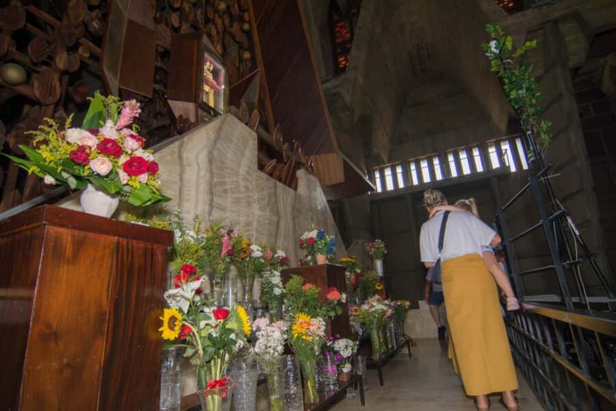 Higuey: Dominican Culture Walking Tour with Cathedral Ticket - Basílica Catedral Nuestra Señora de la Altagracia: tapered ceilings and a 16th-century altar painting