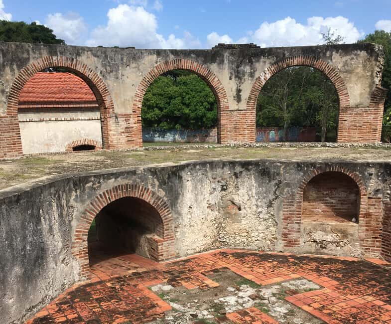 History of Slavery Guided Tour - Old Town alleys: why the story starts where people walked