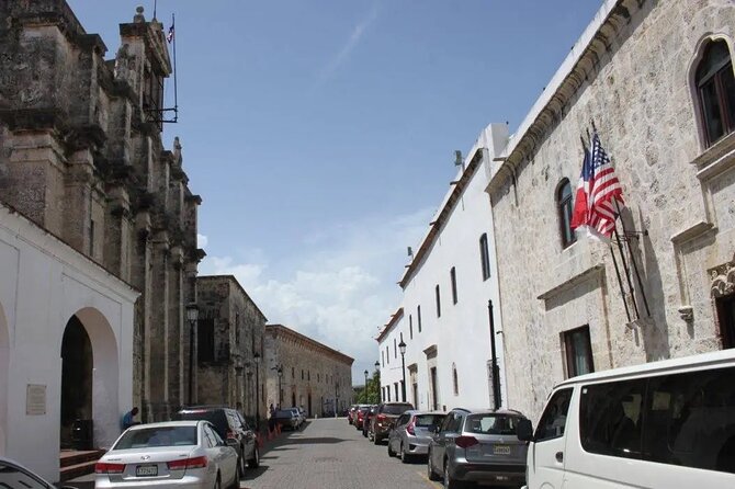 Iconic Highlights and historical Tour in Santo Domingo - Zona Colonial walk: Columbus Palace to the heart of the story