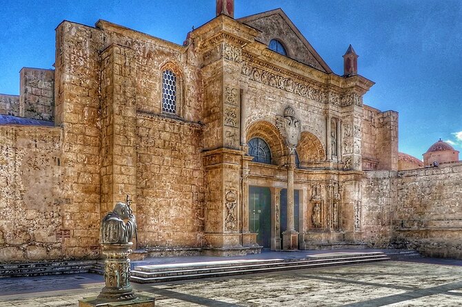 Iconic Highlights and historical Tour in Santo Domingo - Alcázar de Colón: where architecture steals the show