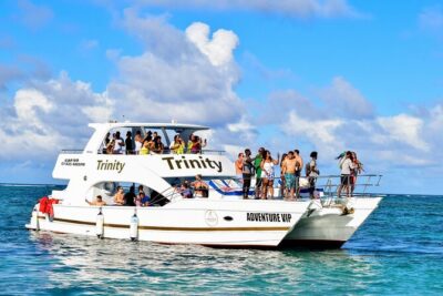 Infinity party boat in Punta Cana - Open bar, music choices, and the onboard party formula