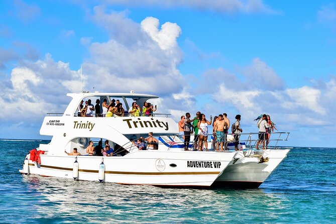 Infinity party boat in Punta Cana - Open bar, music choices, and the onboard party formula