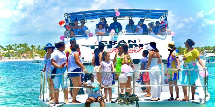 Party Boat / Fiesta En Catamarán En Punta Cana / Free Drinks - Snorkeling time in a natural pool (plus slides)