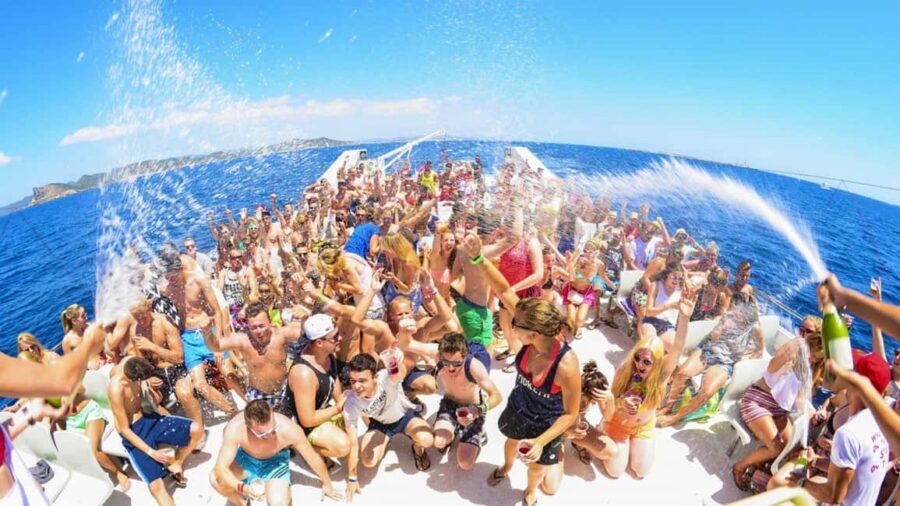Party Boat / Fiesta En Catamarán En Punta Cana / Free Drinks - Sailing the Bávaro coast: music, views, and a moving party
