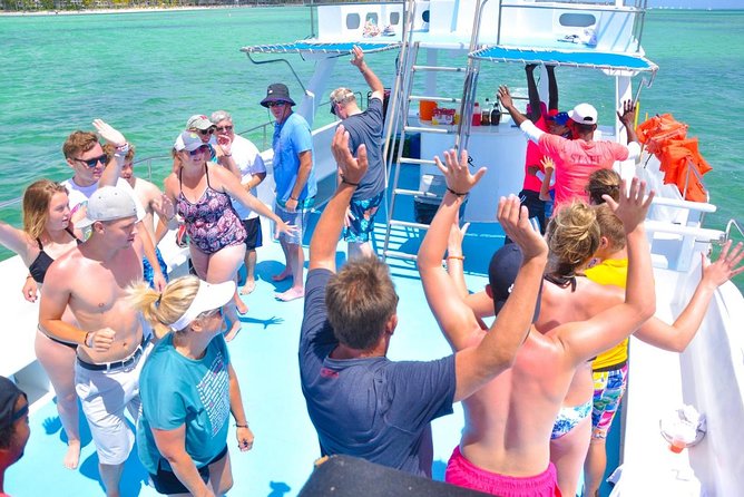 Party boat in Catamaran with Open Bar adults only - Price and value: $47.50 with snacks, open bar, and transport
