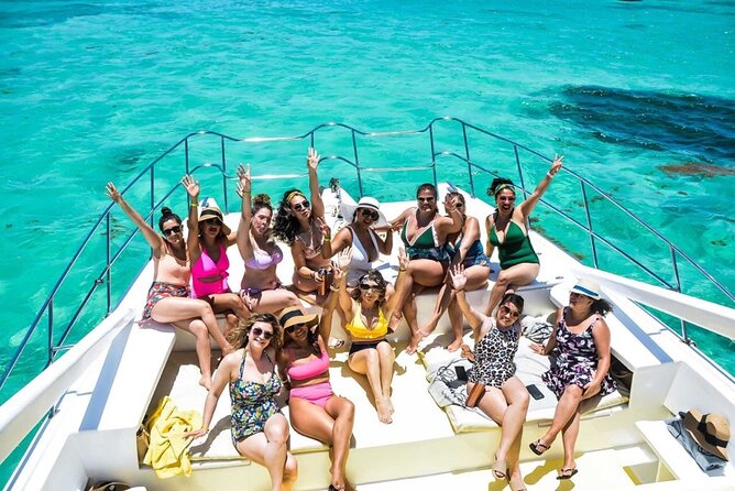 Party boat in Catamaran with Open Bar adults only - On board the party boat: open bar, snacks, and the crew’s role