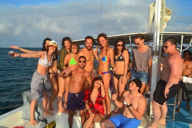 Party boat in Catamaran with Open Bar Only Adults + Snorkeling - The 3-Hour Flow: Cruise, Party, Natural Pool, Snorkeling