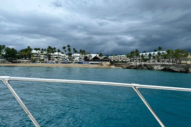 Private Cruise on a Hatteras 52 - A 52-Foot Hatteras Day on the Dominican North Coast