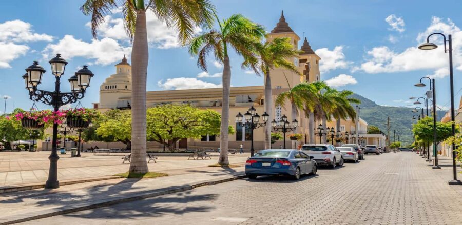 Puerto Plata: City tour through the historic old town - Monsenor cigar factory: a short craft lesson