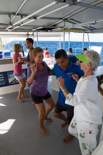 Puerto Plata: Sosúa Catamaran Day Trip with Lunch and Drinks - Languages and who guides this trip