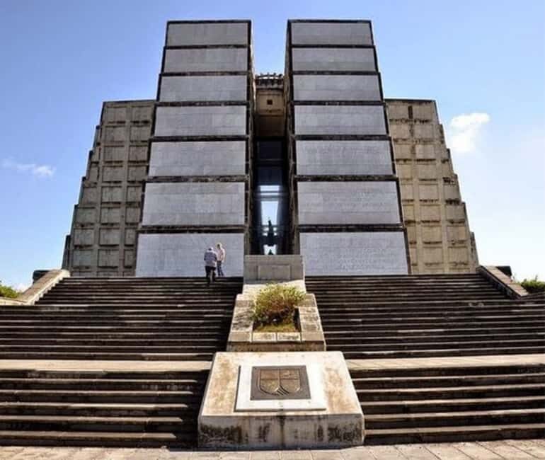 Punta Cana: Experience the essence of Santo Domingo with lunch and the Colonial Zone - Ciudad Colonial for hours: Cathedral, Alcázar de Colón, and Calle de Las Damas