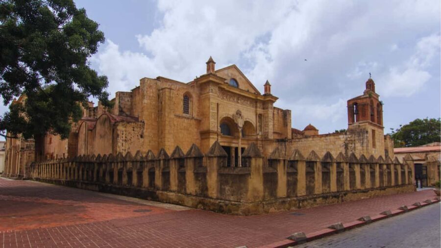 Punta Cana: Experience the essence of Santo Domingo with lunch and the Colonial Zone - The real risk: tight timing and shopping stops