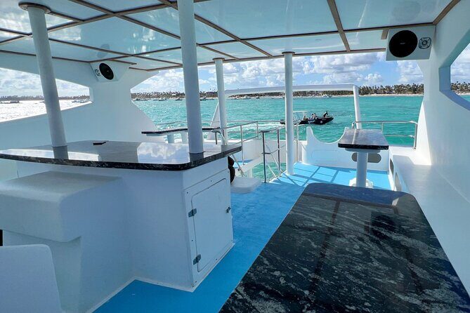 Sand-Bar Punta Cana Party Boat unlimited drinks, snorkeling Vibes - The onboard vibe: music, Sarah at the bar, and Captain Nano energy
