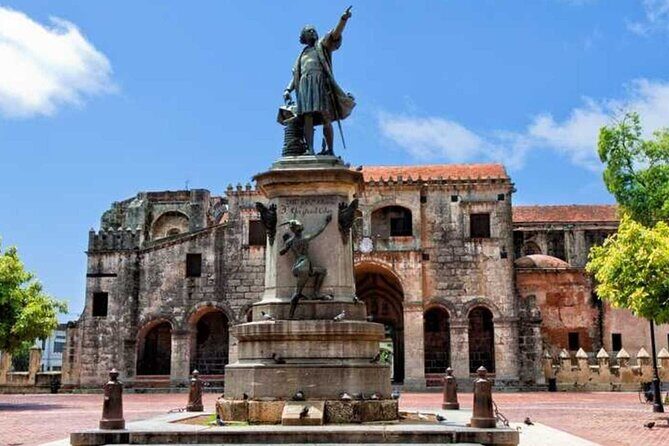 Santo Domingo City Tour with Pickup in Santo Domingo - Calle El Conde: the street that carries the old-town beat