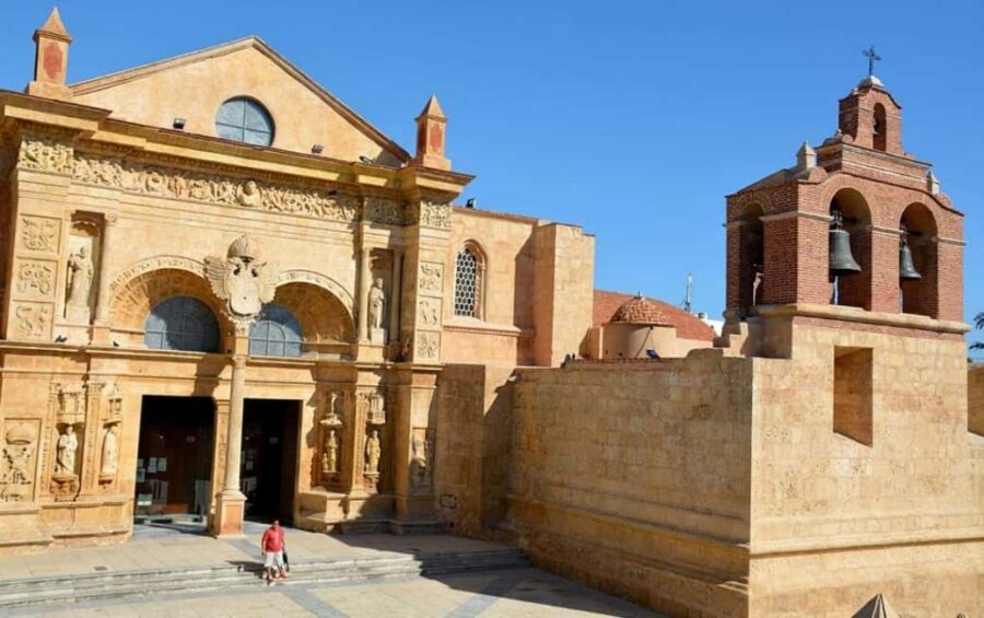 Santo Domingo: Colonial Zone Tour with tasting - Catedral Primada de América: The first cathedral in the Americas