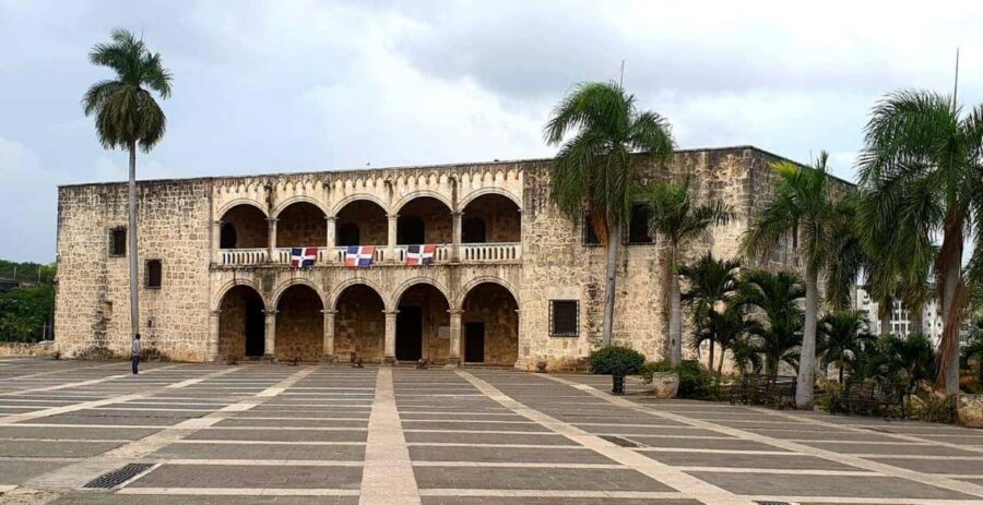 Santo Domingo: Small Group Tour with Cable Car from Bayahibe - UNESCO Colonial Zone Walk: Cathedrals, Alcázar de Colón, and Casas Reales