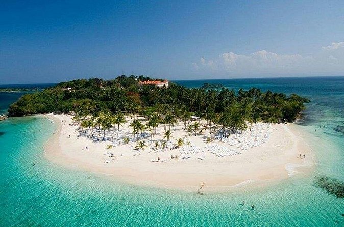 Saona Island Private +8 People Platinum Transfer - Lobster lunch on the beach: why private dining feels different