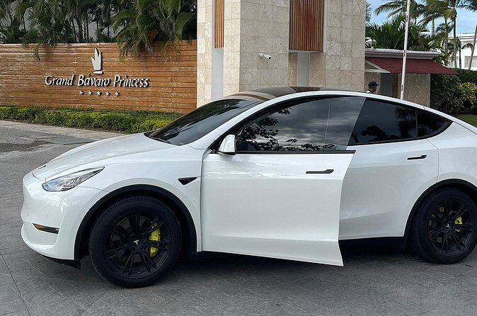Transfer in Tesla from SDQ Airport to Santo Domingo - Communication that reduces anxiety before you land