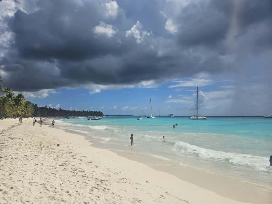 VIP tour to Saona Island by speedboat with a visit to paradise beaches - Mano Juan on Saona: the sea turtle sanctuary moment